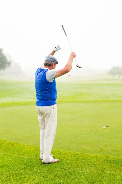 Feliz golfista torcendo em colocar verde — Fotografia de Stock