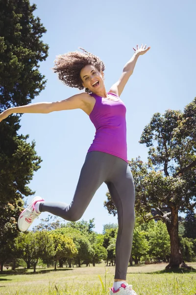 Mujer en forma saltando en el parque — Foto de Stock