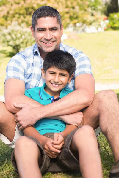 Padre e hijo en el campo —  Fotos de Stock