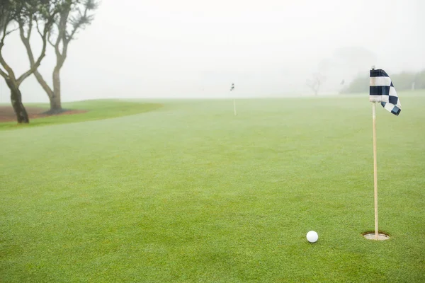 Links de golfe e bola de golfe — Fotografia de Stock