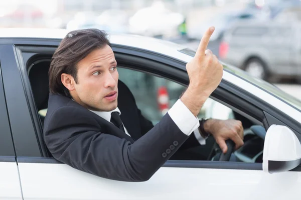 Geschäftsmann erlebt Raserei auf der Straße — Stockfoto