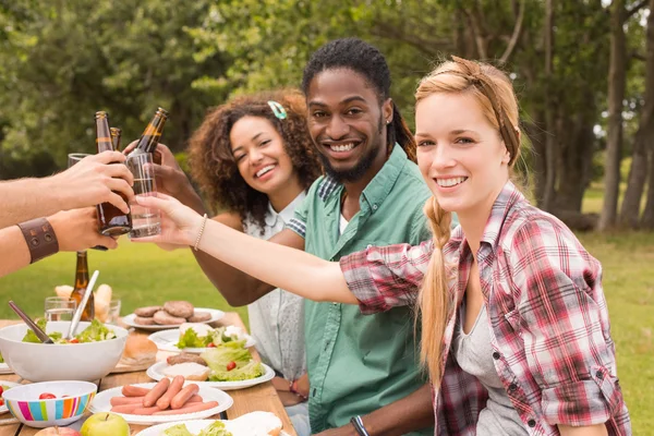 Glückliche Freunde im Park beim Mittagessen — Stockfoto