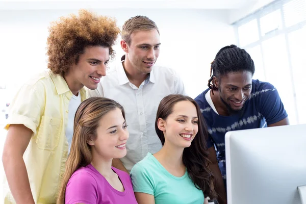 Étudiants souriants en classe d'informatique — Photo