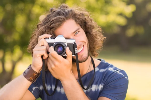 Όμορφος hipster χρησιμοποιώντας εκλεκτής ποιότητας φωτογραφική μηχανή — Φωτογραφία Αρχείου