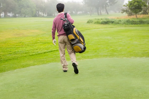 Golfista odcházet hospodářství golf bag — Stock fotografie