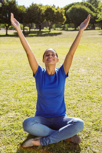 Mujer bonita sentada en el parque — Foto de Stock