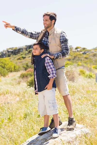 Pai e filho caminhando nas montanhas — Fotografia de Stock