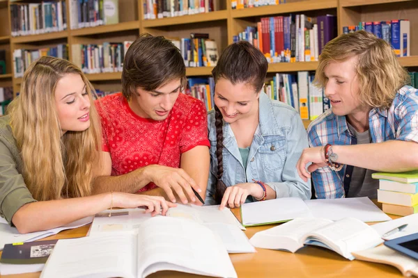 Högskolestudenter göra läxor i biblioteket — Stockfoto