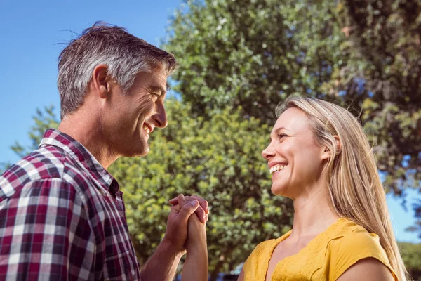 Pareja feliz en el parque —  Fotos de Stock