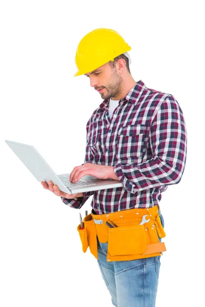 Handyman using laptop — Stock Photo, Image