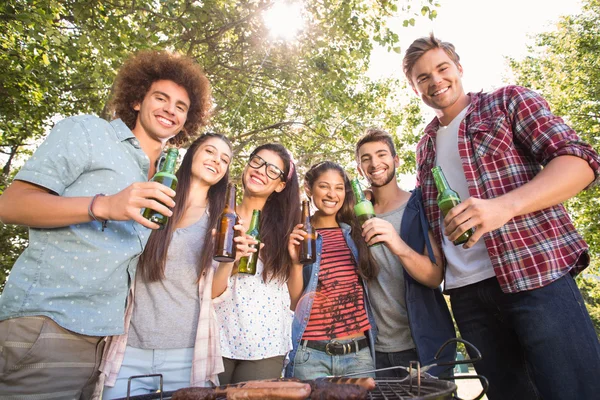 Happy friends in the park having barbecue — Stock Photo, Image