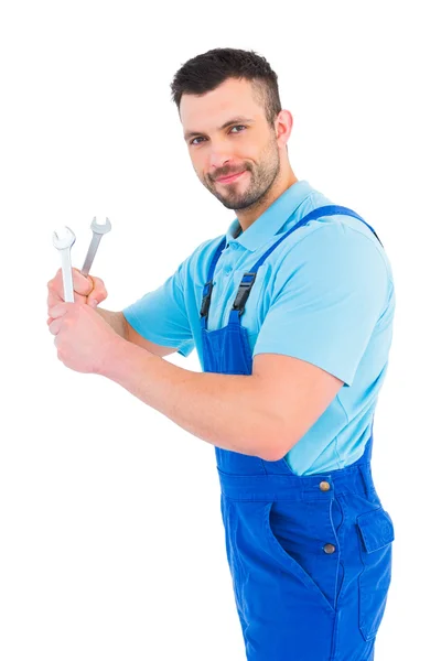 Reparador sosteniendo spanners — Foto de Stock
