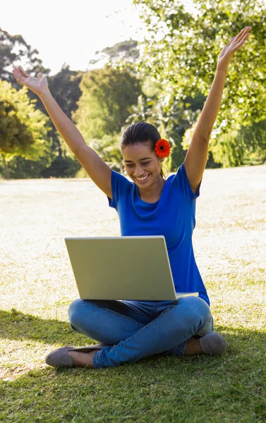 Vrouw met behulp van Tablet PC in park — Stockfoto