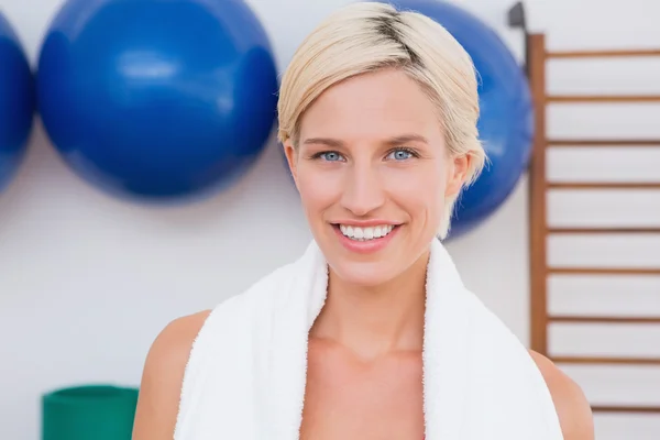 Mujer rubia feliz sonriendo a la cámara — Foto de Stock