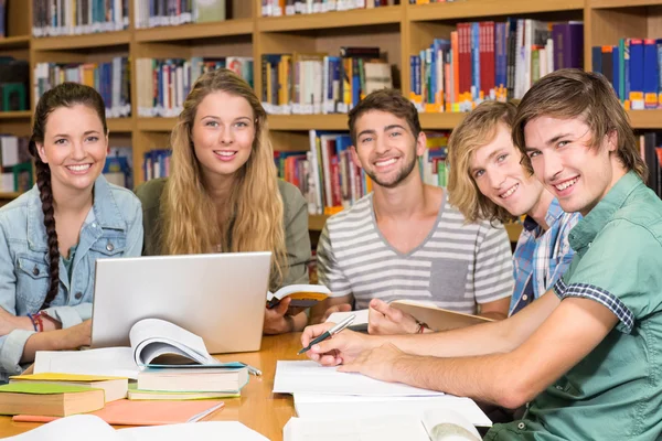 Studenti universitari che fanno i compiti in biblioteca — Foto Stock
