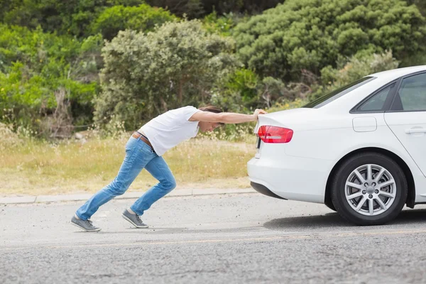 Man pushing his car — Stock Photo, Image