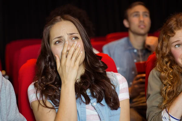 Unga vänner tittar på film — Stockfoto