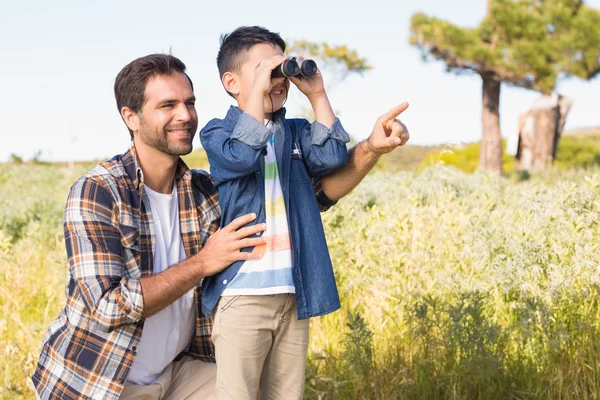 Far och son på en vandring tillsammans — Stockfoto