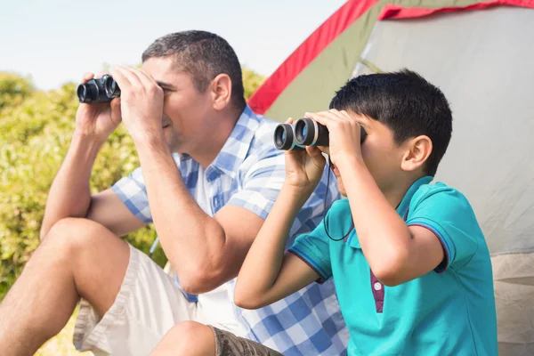 Pai e filho ao lado da tenda — Fotografia de Stock