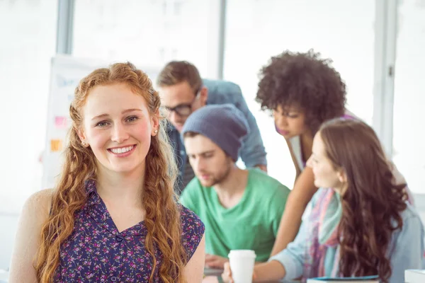 Studenti di moda che lavorano in squadra — Foto Stock