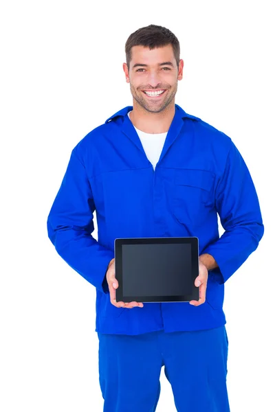 Usmívající se muž mechanik ukazující digitální tabletu — Stock fotografie
