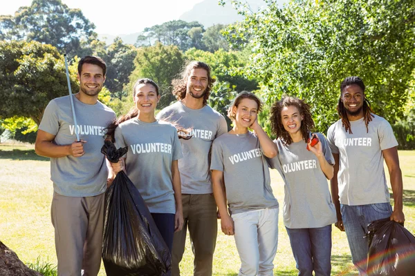 Team of volunteers picking up trash — Stock Photo, Image