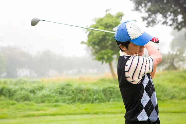 Golfer teeing off — Stock Photo, Image