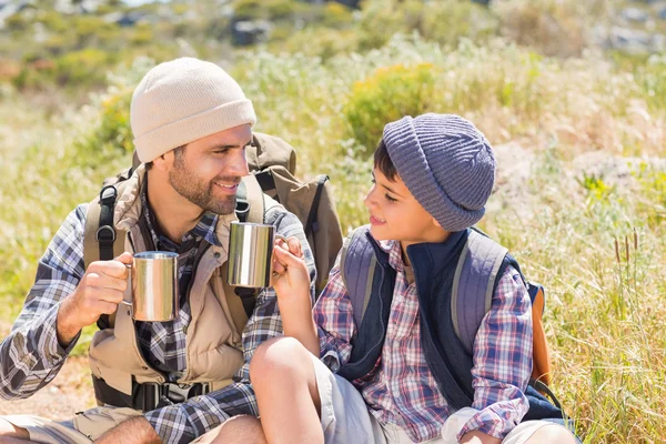 Baba ve oğul dağlarda yürüyüş yapıyor. — Stok fotoğraf