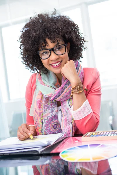 Attraktive Modedesignerin bei der Arbeit — Stockfoto