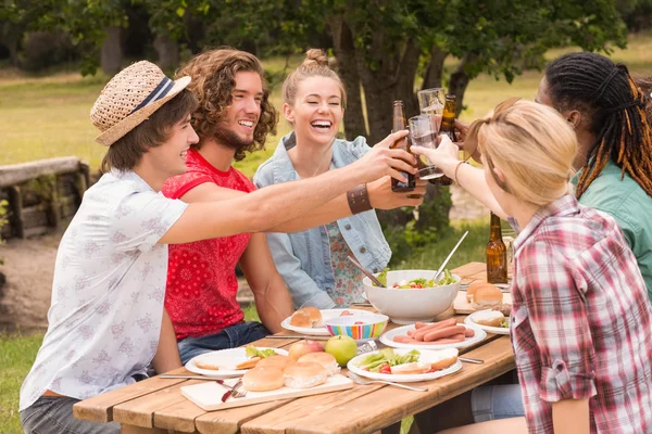 Des amis heureux dans le parc déjeunent — Photo