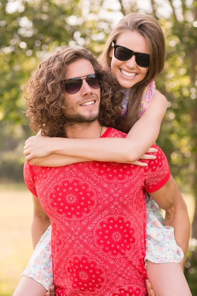 Bonito casal no parque — Fotografia de Stock