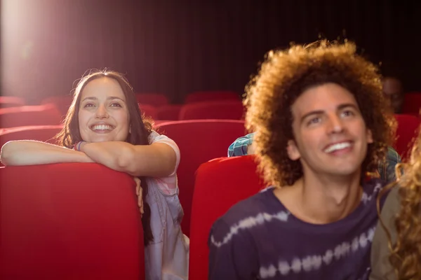 Giovani amici che guardano un film — Foto Stock