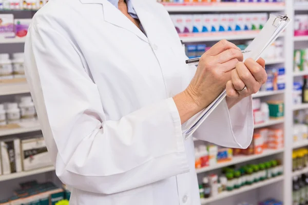 Receta de escritura farmacéutica en portapapeles —  Fotos de Stock