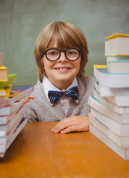 Junge mit Bücherstapel im Klassenzimmer — Stockfoto