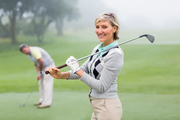 Lady golfista sorrindo para a câmera — Fotografia de Stock