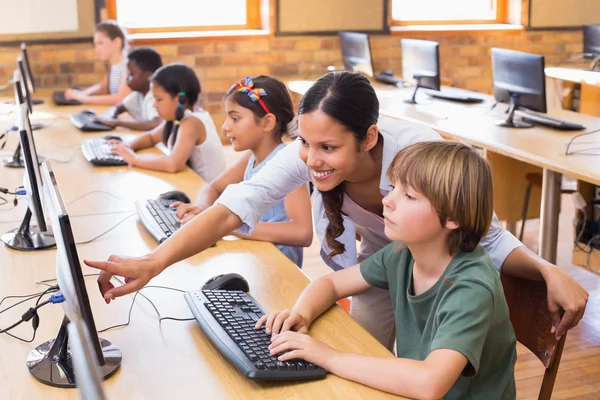 Alunos bonitos em aula de informática com professor — Fotografia de Stock