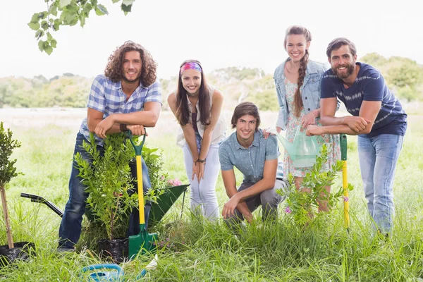 Amigos felizes jardinagem para a comunidade — Fotografia de Stock