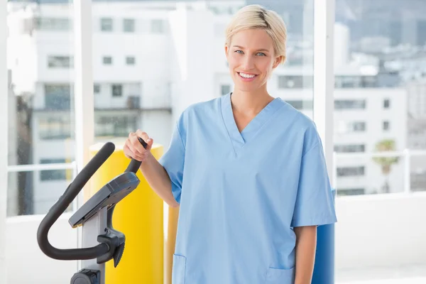 Terapeuta sonriente mirando la cámara — Foto de Stock