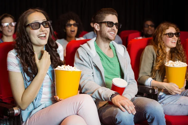 Jeunes amis regardant un film 3D — Photo