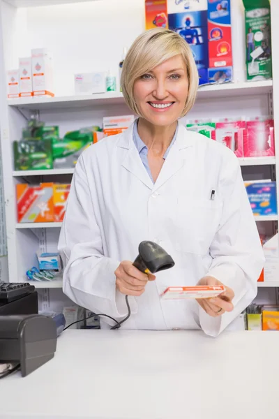 Lächelnder Apotheker scannt Schachtel mit Medikamenten — Stockfoto