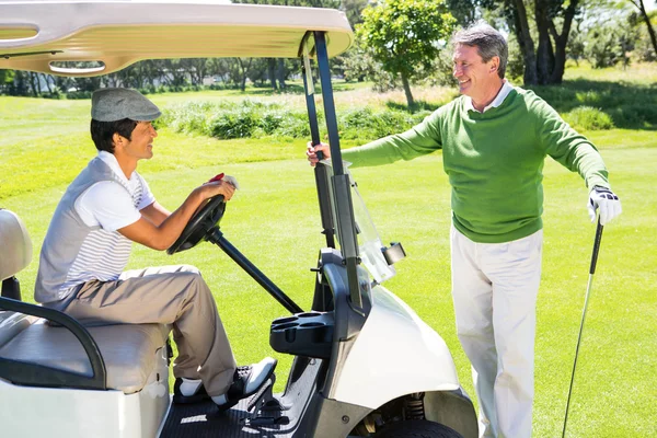 Happy Golf vänner fastställer för dagen på buggy — Stockfoto