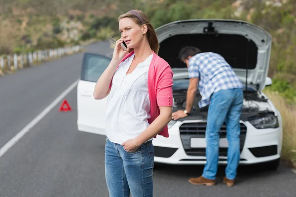 Couple after a car breakdown — Stock Photo, Image