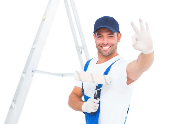 Handyman med paint roller gestikulerande okej — Stockfoto