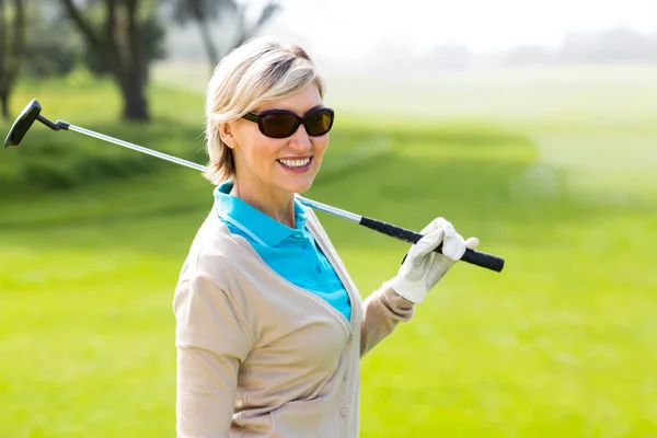 Golfista alegre sorrindo para a câmera — Fotografia de Stock