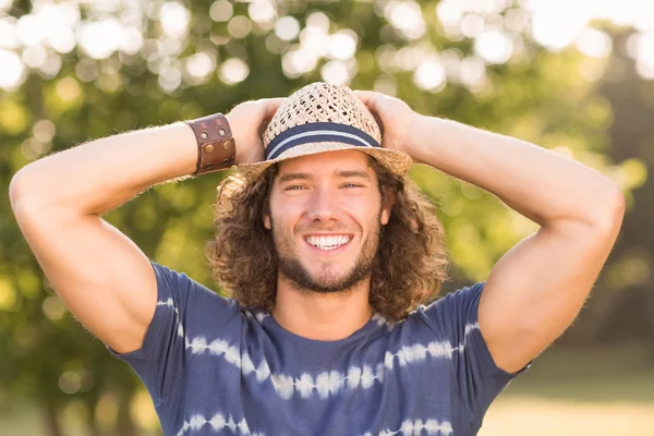 Bonito hipster sorrindo para a câmera — Fotografia de Stock