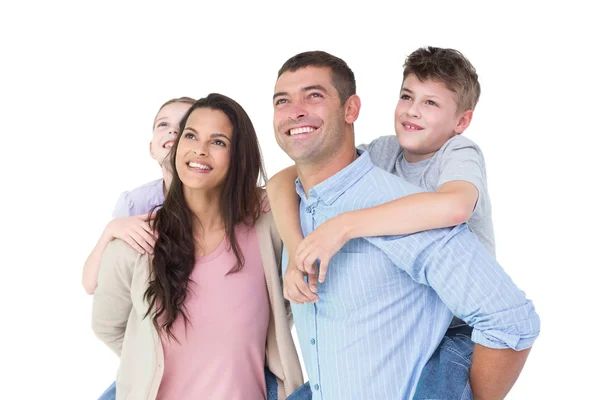 Ouders geven meeliften aan kinderen — Stockfoto