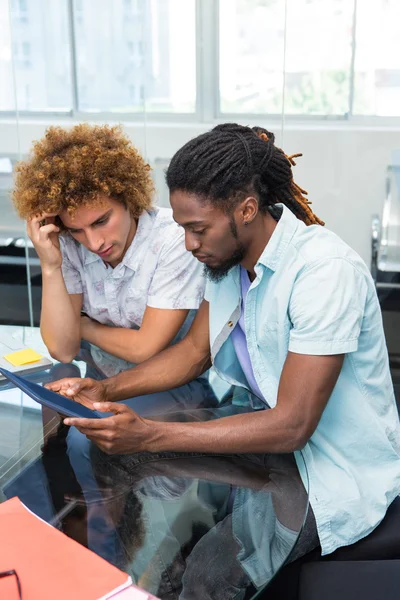 Gente creativa de negocios mirando tableta digital — Foto de Stock