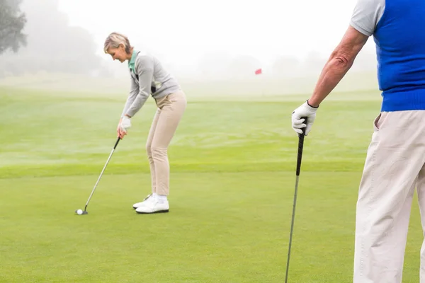 Lady golfista assistido pelo parceiro — Fotografia de Stock