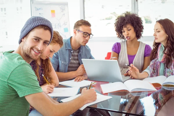 Étudiants en mode travaillant en équipe — Photo