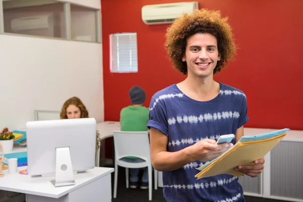 Mensajería de texto casual de hombre de negocios en la oficina — Foto de Stock